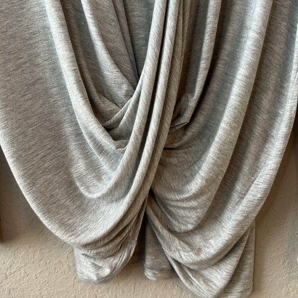 Cabi Taylor Twist Front Gray Draped Long Sleeve Top 3245 Size Medium - Picture 4 of 11